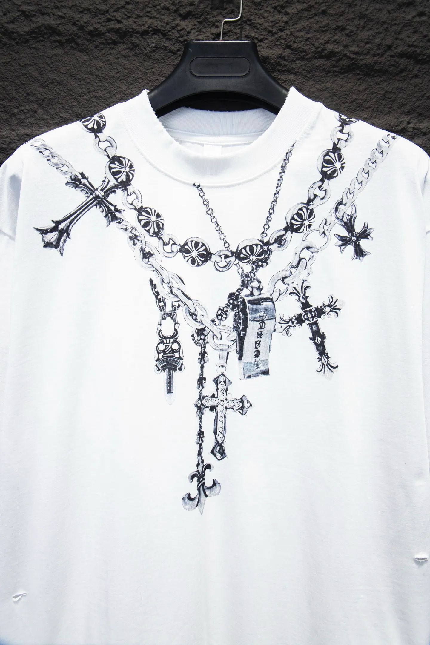 P190 Chrome hearts• 25ss ⚠YB custom-woven and dyed fabric, color, printing, version, accessories, hardware. The fabric is woven by imported machines. The uniqueness of the cloth texture creates a perfect garment effect. The fabric is made of 260-gram clean cloth with 320-gram 1*1 rib, 4-color environmentally friendly dyed fabric, and the threads are in the same cylinder without color difference.  Garment white ink direct-injection printing, imported technology, collar, pockets, cuffs, front and rear threads, the details are clearly visible. The printing uses Japanese BROTHER white ink digital direct-injection garment printing. This model is a global limited edition. In order to present a product like a work of art, after a long period of repeated determination of details, a very high standard of garments is presented. The front chest is made of direct-injection printing environmentally friendly glue material, using a mechanized printing process. Mechanical printing has high precision, the positioning accuracy can reach ±0.02mm, and the quality is stable.   The body of the garment is processed with hand-nailed hardware elements, which greatly increases the interest of the garment and creates a unique visual effect. The special washing effect creates a unique aged effect.  Croix Heart Short Sleeve must be the first short-sleeved piece in spring and summer that blurs the boundaries of unisex style. It has a classic dropped shoulder oversize version and a loose and casual upper body.  Color: Black White Size: S M L XL